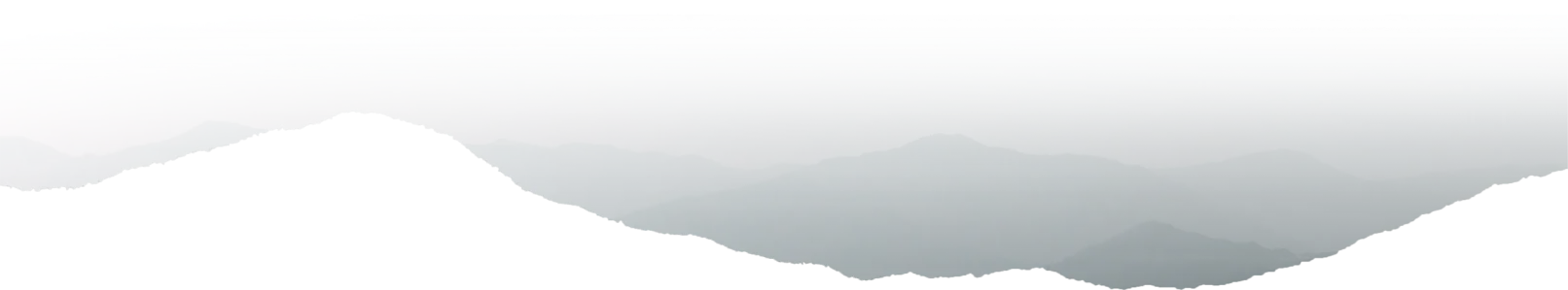 Weiche, neblige Bergsilhouetten in einer ruhigen Landschaft